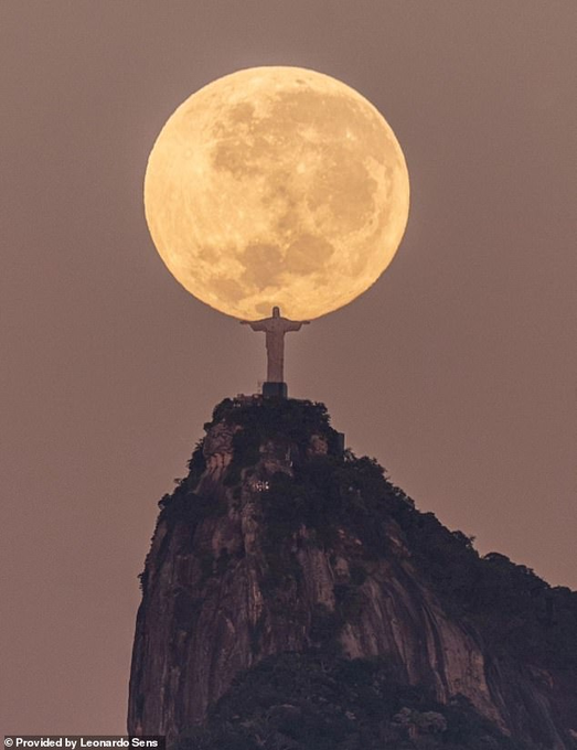 DavidMortimer6's tweet image. Stunning. An incredible picture by photographer Leonardo Sens shows Christ the Redeemer in Rio de Janeiro holding the moon with both hands.
