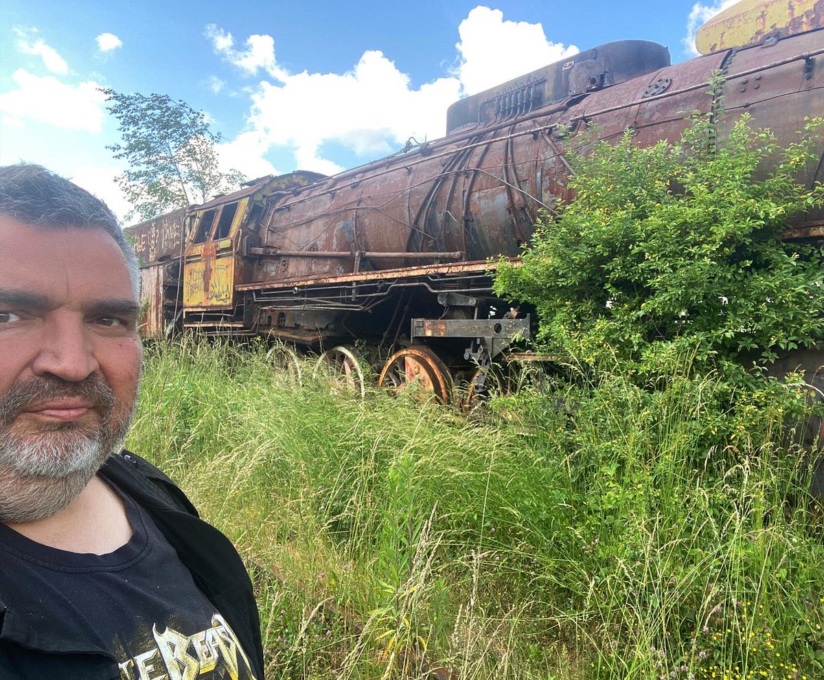 OloStrzyz's tweet photo. Chyba te pociągi mają lekkie opóźnienie😎 Takie tam szwendanie się po kolejowym cmentarzysku. parowozownia Płaszów. #3dtrip #3dpress #trip #travel #travelgram #oloontour #postcard #travelling #krakow #kraków #poland #polska #train #trainphotography #koleje https://t.co/tF24FiRE4Q