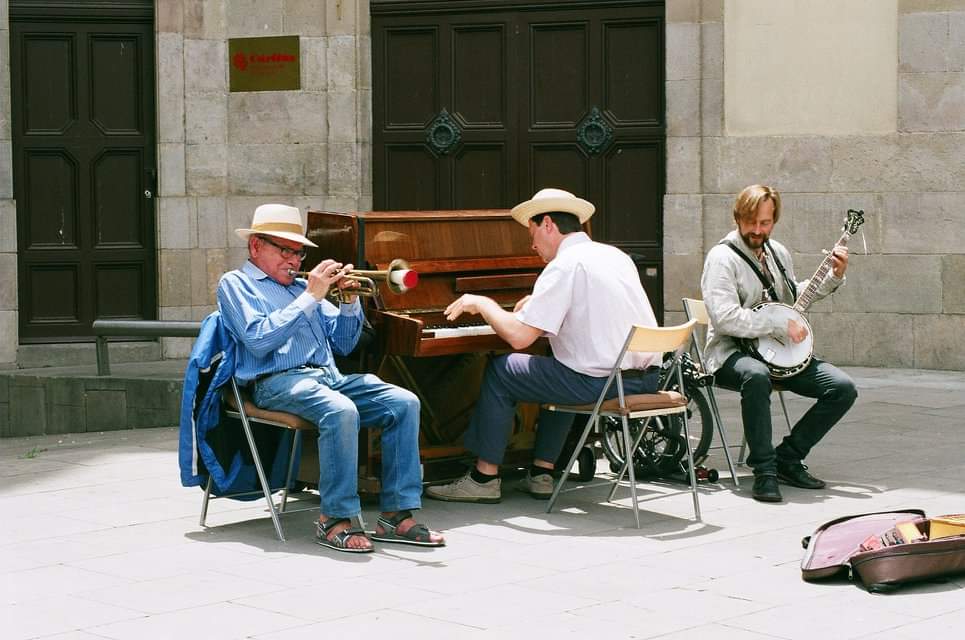 PereBCfoto's tweet photo. #analogic #kodac #35mm #kodakcolor #streetphoto musics de carrer plaça de la catedral Barcelona https://t.co/UpjZuZKdla