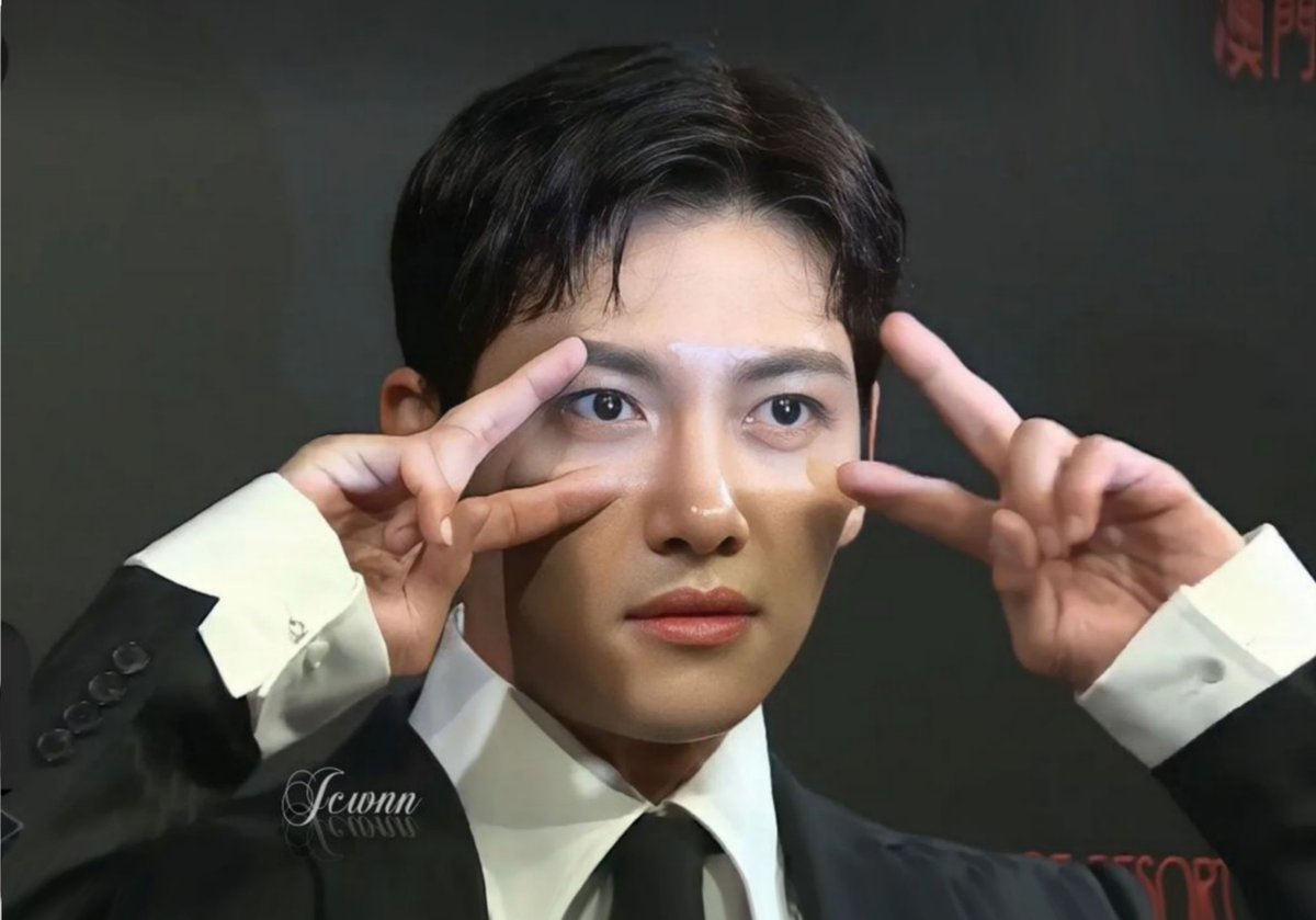 Oh we already know your eyes sparkle like a whole galaxy of stars!!!
#jichangwook #THEKARLLAGERFELD