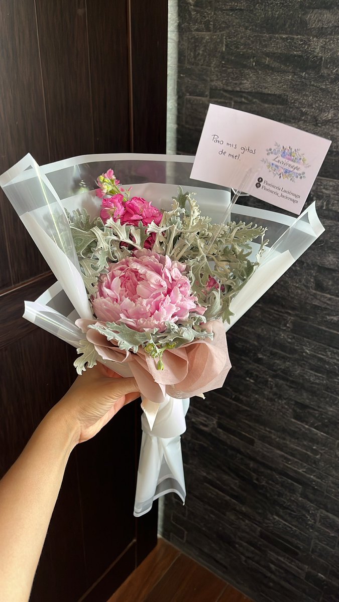 calderonnbere's tweet photo. En menos de 1 mes me ha tenido repleta de flores preciosas 😍😍😍 https://t.co/8YCDLgJEdw