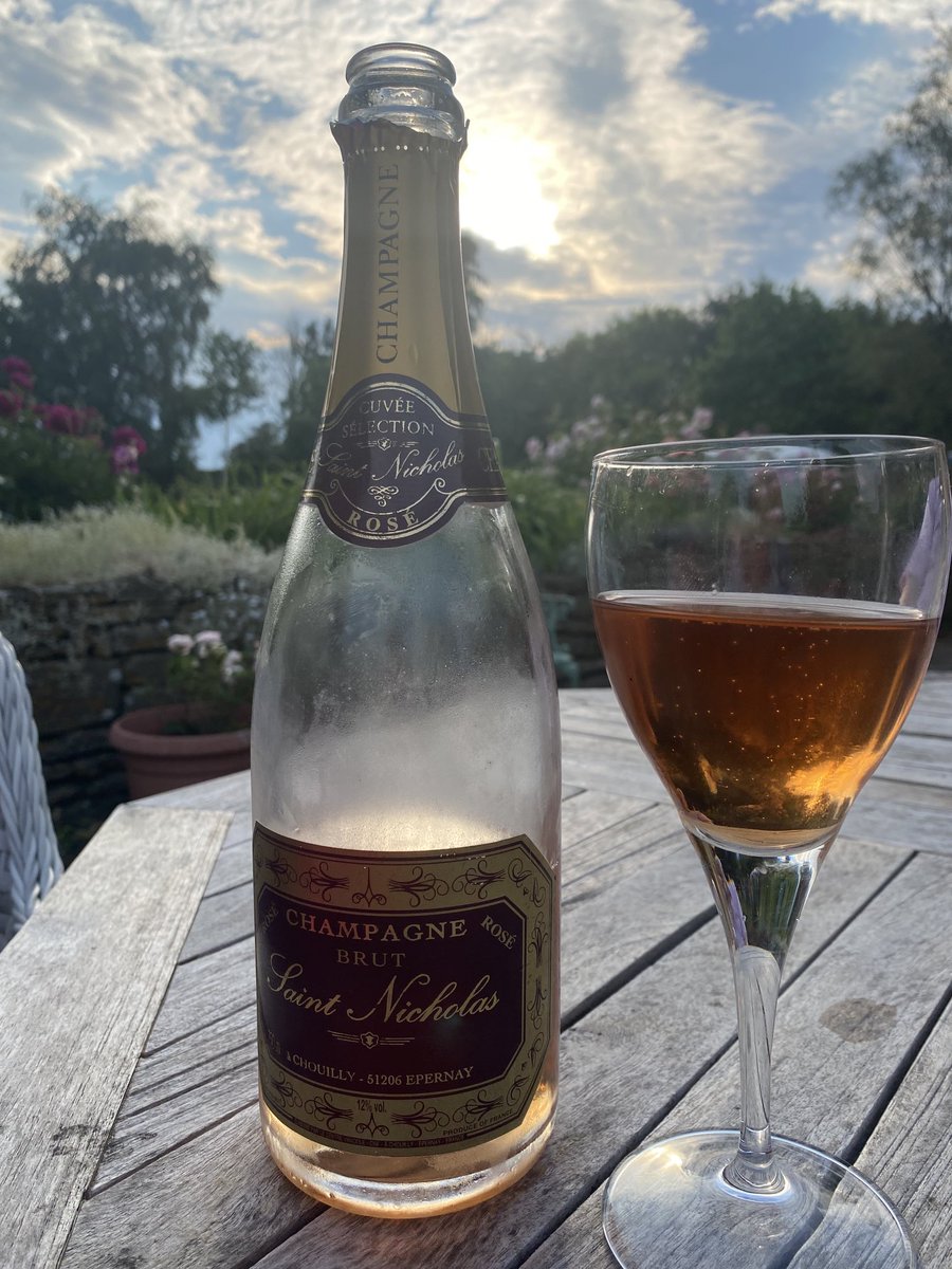 brit_battleaxe's tweet photo. Rugger politics #CheersGang #BottomsUp #Yardarm Have muted some rude offensive tweeters today. What happened to good old fashioned courtesy and kindness - #AskingForAFriend https://t.co/NkudHLRM1i