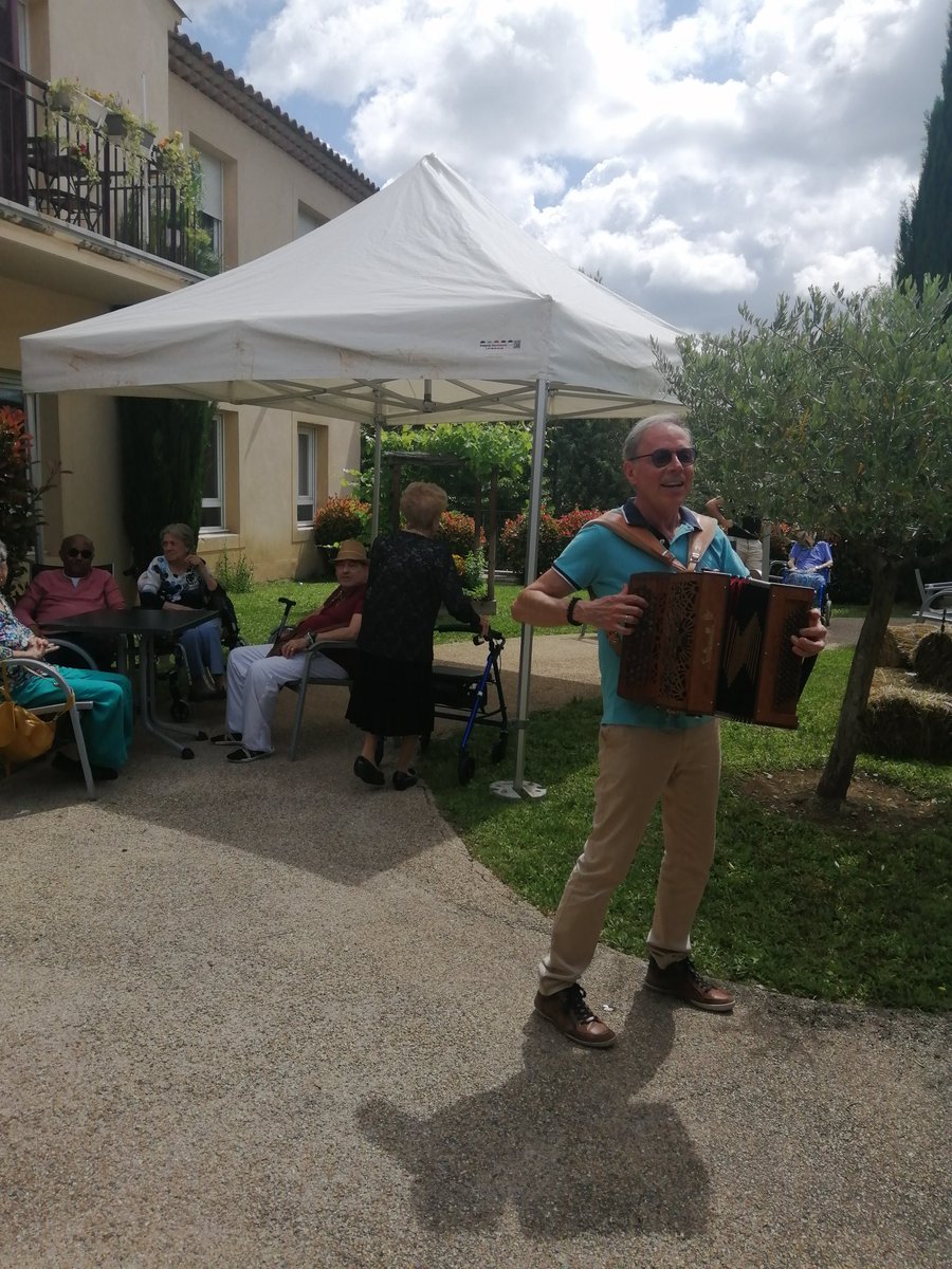 VallesRoch's tweet photo. Le soleil est apparu au dessus de l'Agora, le temps de prendre l'apéritif dans le patio au son de l'accordeon de Yann Vallée. Ambiance guinguette ce midi à #vauvenargues https://t.co/4ly1eVx6TN