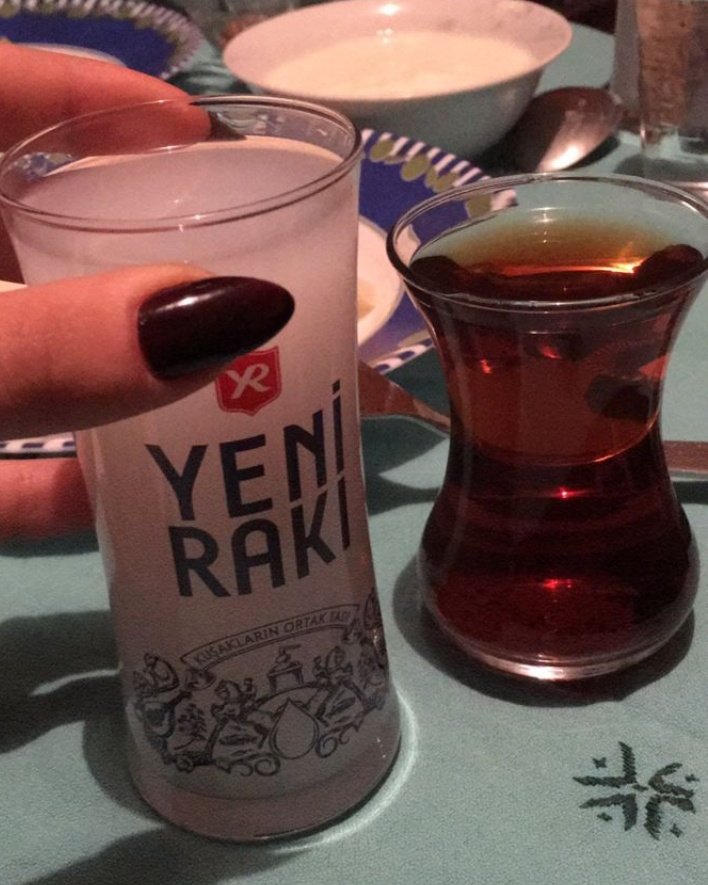 ......
#GeceyeSözBırak

Rakı...!!
Kadehin yarısına  kadar değil..
İçenin Yara'sına kadar konur..
YARA'SIN denilir..
Vee varolan Yaraya içilir...

........Haydi O Zaman
Yarası olanalara gelsin..
.....YARA....SIN..!!!