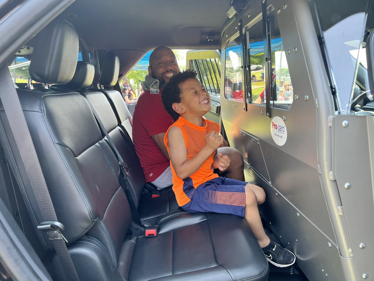 roanokepolice's tweet photo. We had a great time at the Ride and Read event today! Thank you to everyone who spoke with us, grabbed a hotdog from the RPD Grill Team, and took the opportunity to learn more about RPD.
We’re so grateful to have an engaged, supportive community. 💙
#RPDpride https://t.co/wRz1FO8811