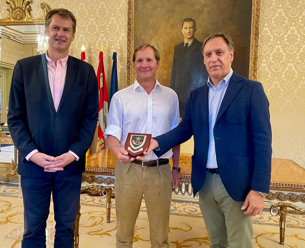 CGCarbayo's tweet photo. Más de dos siglos después de la batalla de Arapiles la música vuelve a hermanar al pueblo salmantino con el ejército inglés con la actuación de The British Army's Band. Gracias al embajador de @ukinspain, Hugh Elliot, por acompañarnos en esta velada festiva. https://t.co/dFD2qv1JPh