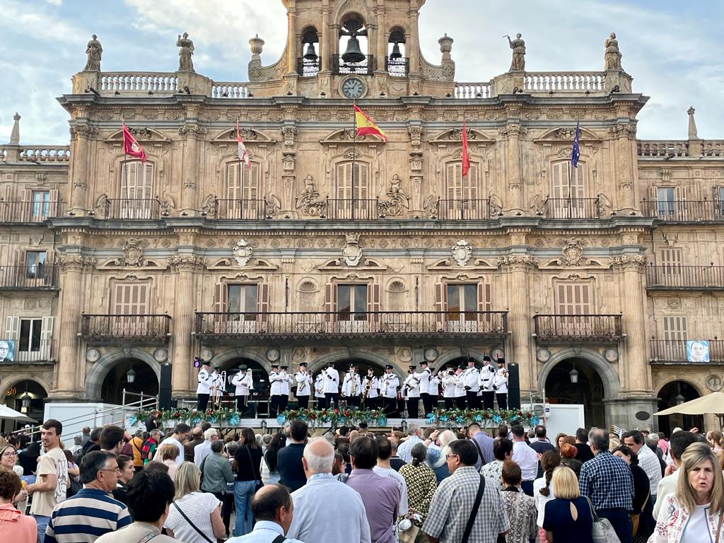 CGCarbayo's tweet photo. Más de dos siglos después de la batalla de Arapiles la música vuelve a hermanar al pueblo salmantino con el ejército inglés con la actuación de The British Army's Band. Gracias al embajador de @ukinspain, Hugh Elliot, por acompañarnos en esta velada festiva. https://t.co/dFD2qv1JPh