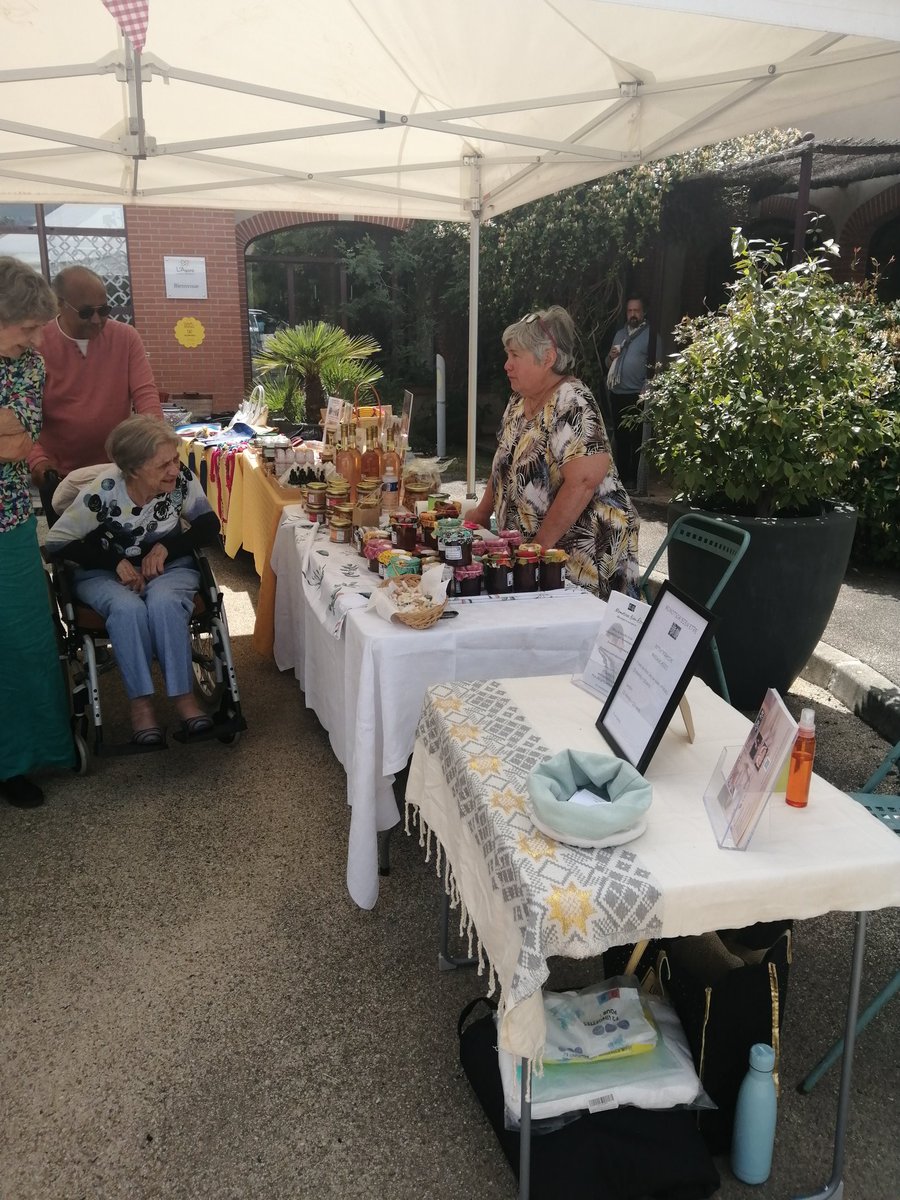 VallesRoch's tweet photo. En direct de l'Agora, en partenariat avec la mairie de #vauvenargues, la fête de l'été bat son plein en présence des artisans de la vallée de la sainte victoire. #lagora #soinacoeur #guinguette https://t.co/mwEdgNvItE