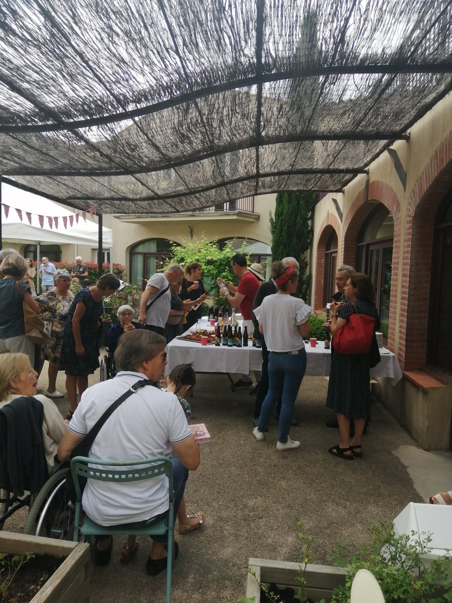 VallesRoch's tweet photo. Le soleil est apparu au dessus de l'Agora, le temps de prendre l'apéritif dans le patio au son de l'accordeon de Yann Vallée. Ambiance guinguette ce midi à #vauvenargues https://t.co/4ly1eVx6TN