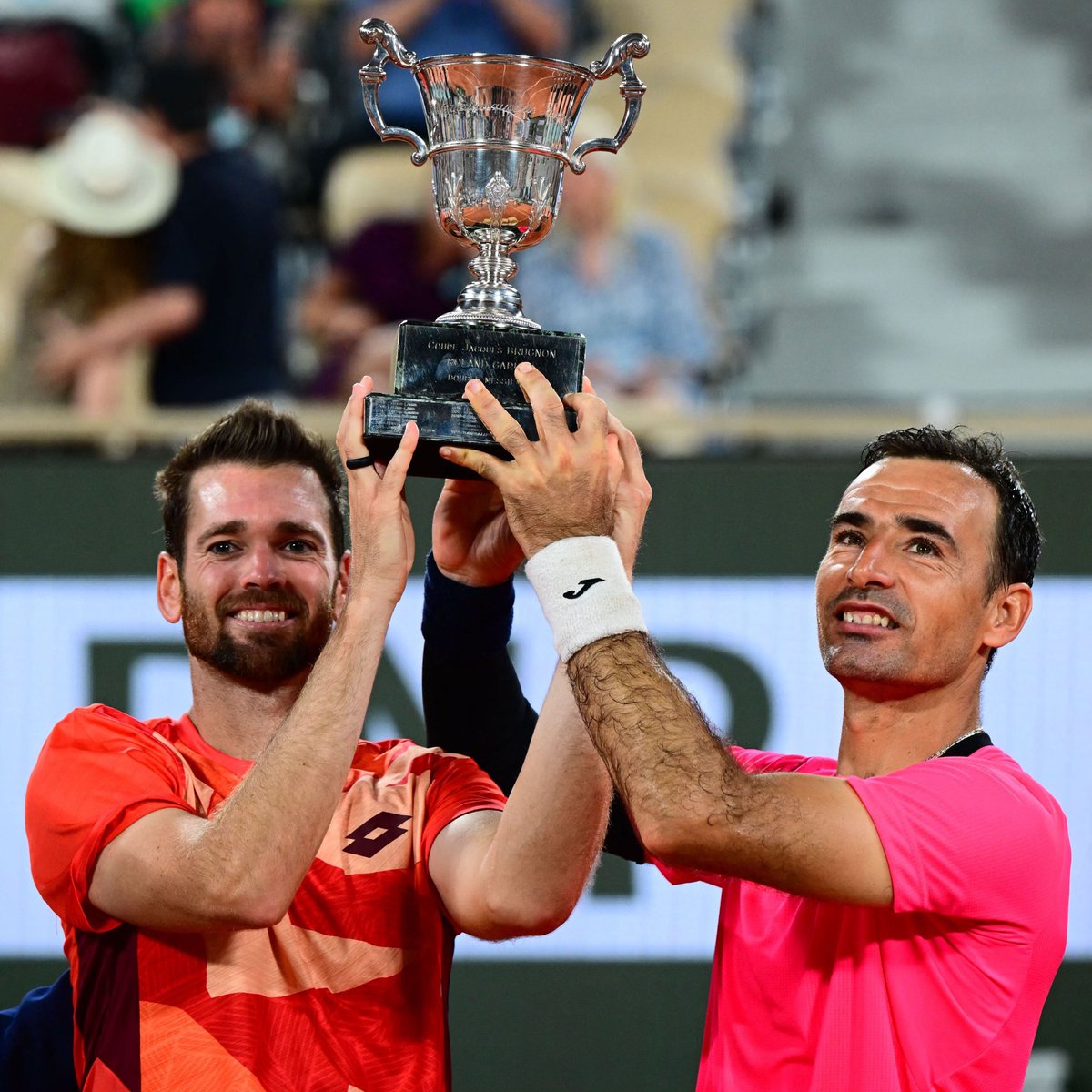 Jeu_Set_EtMatch's tweet image. Ivan #Dodig 🇭🇷 et Austin #Krajicek 🇺🇸 s'imposent en double messieurs à #RolandGarros ! En finale, ils ont battu Sander #Gille 🇧🇪 et Joran #Vliegen 🇧🇪 en deux sets 6-3, 6-1. C'est leur premier trophée 🏆 en Grand Chelem en commun, le 3ème pour Dodig  #RG23

📸 : @atptour
