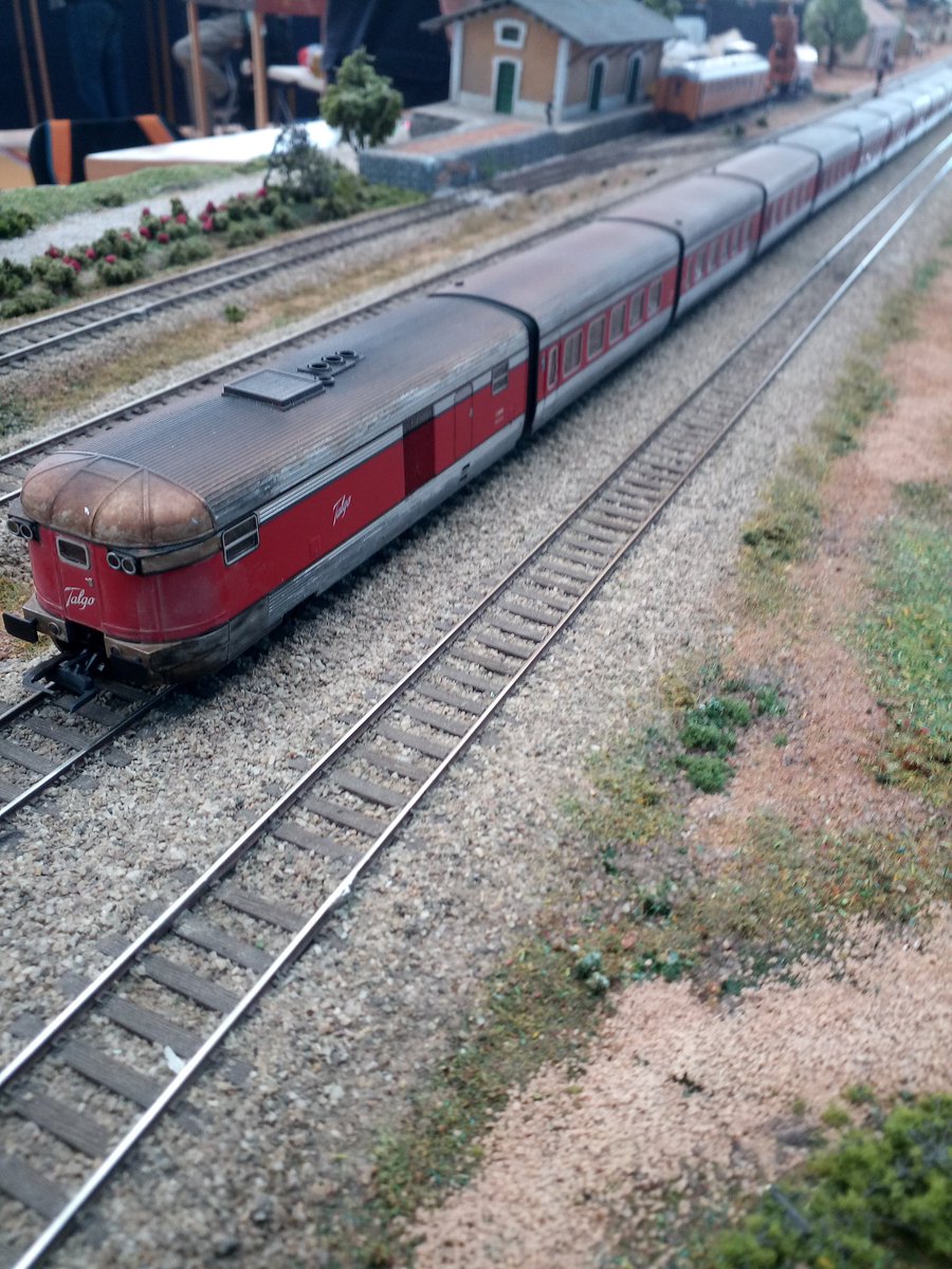 LordFloren's tweet photo. ☝️😑 Dos mitos españoles, el #Talgo y el #ToroDeOsborne... https://t.co/l8rfasjdft