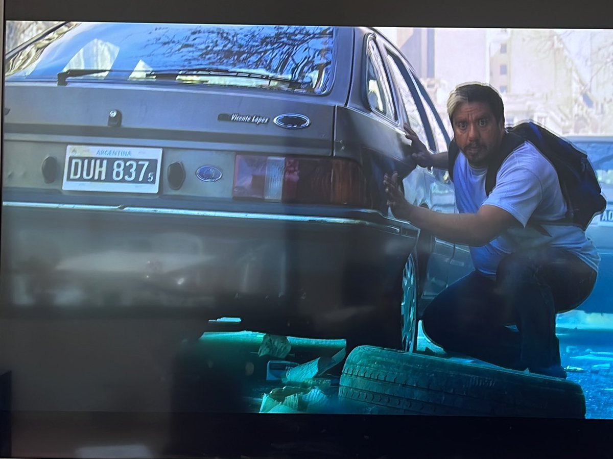 lalalaMai's tweet photo. La patente del auto que muestran en
la escena inicial donde disparan a uno de los asesinados en la protesta de #argentina2001 es “DUH” coincidencia? https://t.co/qor5KIpnn7