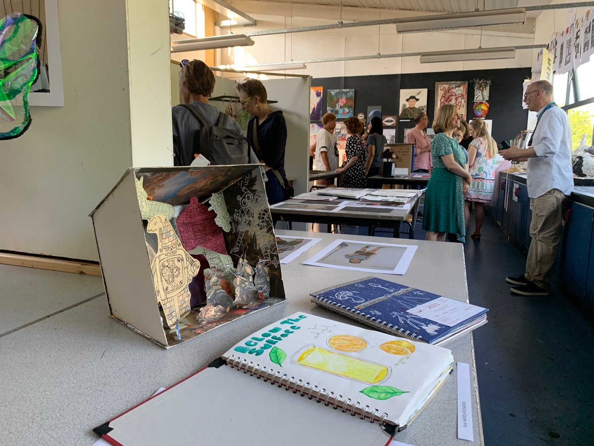 HWSArt_Photo's tweet photo. Thank you to everyone who came to our fabulous Year11 exhibition yesterday! Amazing pieces..It was such a fabulous evening celebrating the hard work of our cohort this year. Great to see so many people come and share their success! 
Just a few pics, we were too busy chatting ;) https://t.co/joyJatdVQq