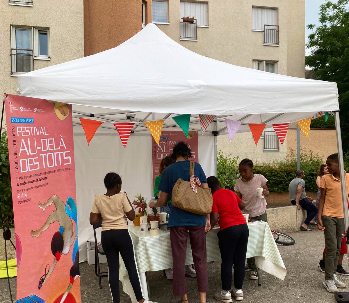 PosteHabitat's tweet photo. Voyage musical en Orient avec les #locataires @PosteHabitat de la @VilledEvryCourc et le groupe Ellouèn 🎶 
Le festival Au-delà des toits invite les habitant·es à un voyage mélodique et rythmique à la découverte de sonorités orientales 🥳
#Fadt #BailleurSocial #Culture https://t.co/Ed6goRT8aj