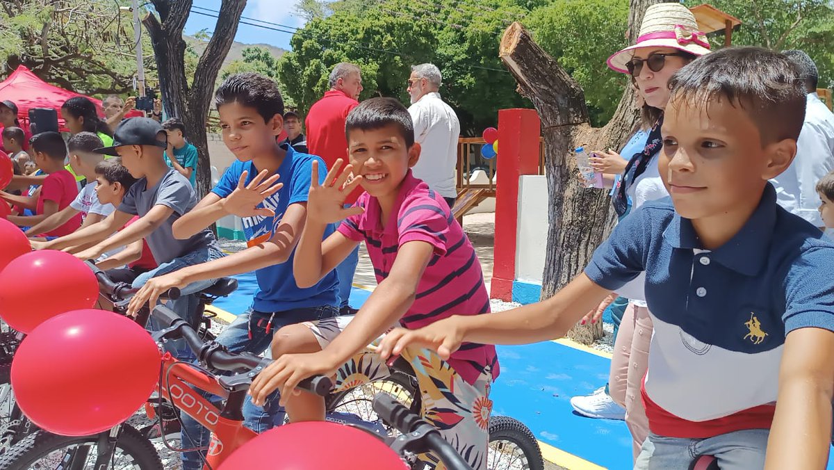 emiliorafael_'s tweet photo. ¡Obras que son amores! 

Gracias hermano presidente @NicolasMaduro por este hermoso parque biosaludable que le regaló a nuestros niños y niñas de Gómez.

¡Esta es la Venezuela positiva! 

@MVzlaBella
@JacquelinePSUV

#VenezuelaGaranteDeLosDDHH 
#GómezCunaDeLaIIIRepública https://t.co/4vqw9S62pQ