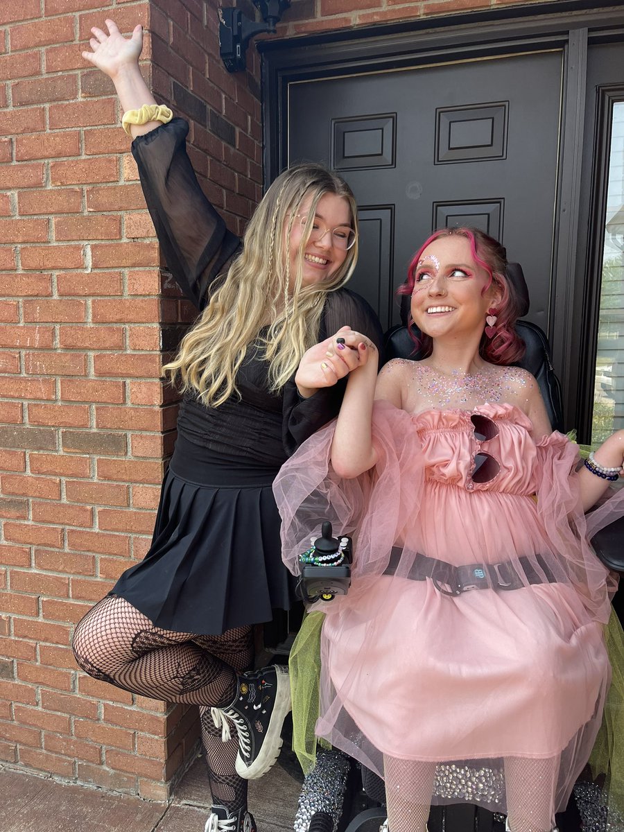 Jessshetzel's tweet photo. Reputation and Lover walk into Ford Field 🫶🏻💕1️⃣3️⃣ #TaylorSwift #ErasTourDetroit @taylornation13 @taylorswift13 #ErasTour https://t.co/cwiSJwJdv2