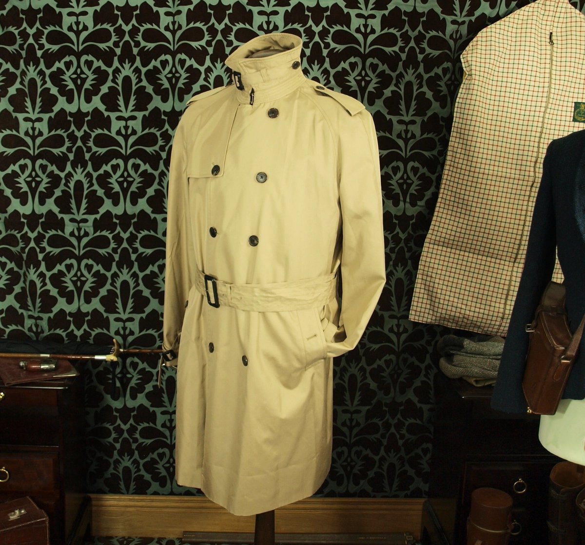 newfanglednatty's tweet photo. At https://t.co/vbGUcpJ75l Amazing unused Gieves and Hawkes 100% Silk Trench Coat in a size 46 inch extra large item listing  https://t.co/o2WhTjyM2X https://t.co/8cwRxNrUEX