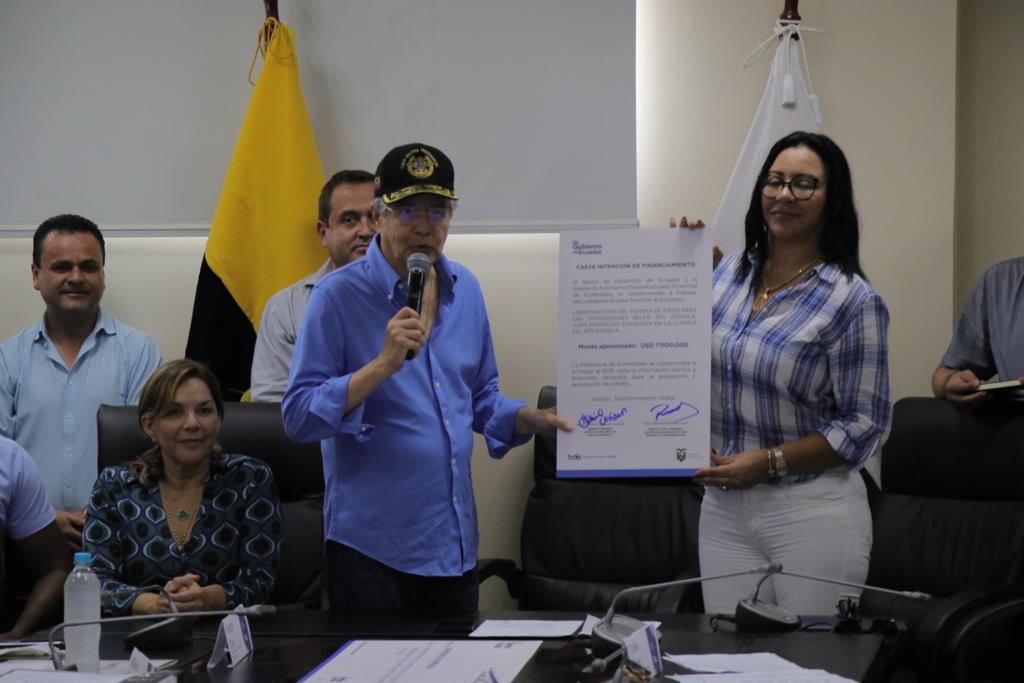 hcastanierj's tweet photo. Con el Presidente @LassoGuillermo llegamos a #Esmeraldas con financiamiento de 12 millones de dólares para la Prefectura y varios cantones en obras viales, maquinaria y estudios que mitigaran los embates de la naturaleza. Y hemos comprometido 15 millones más del @BDEcuadorBP. https://t.co/q40S73tKn4