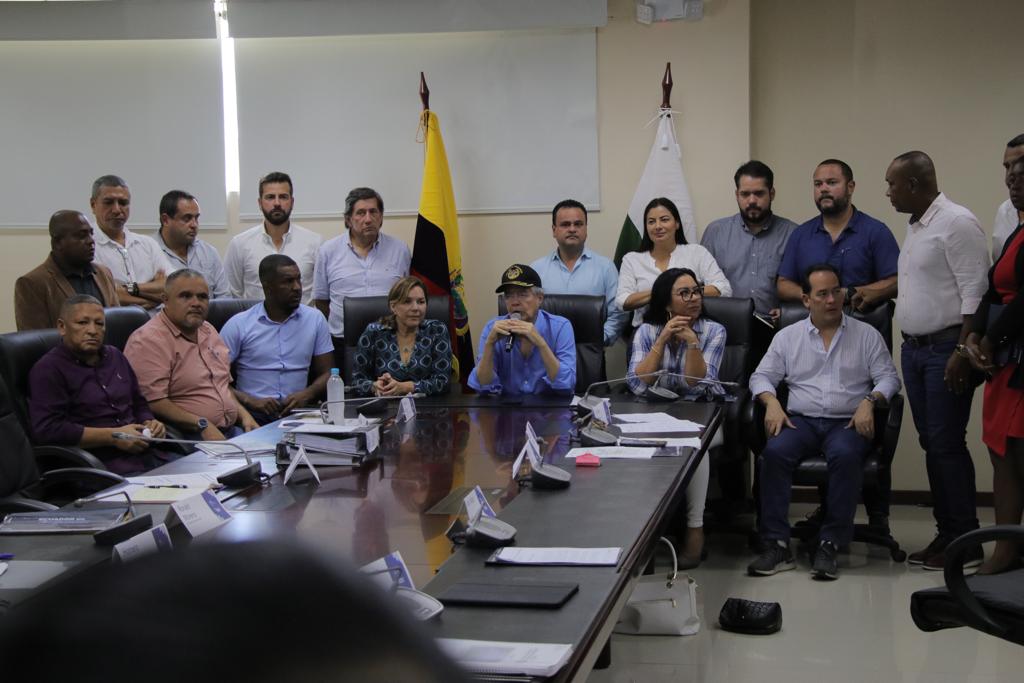 hcastanierj's tweet photo. Con el Presidente @LassoGuillermo llegamos a #Esmeraldas con financiamiento de 12 millones de dólares para la Prefectura y varios cantones en obras viales, maquinaria y estudios que mitigaran los embates de la naturaleza. Y hemos comprometido 15 millones más del @BDEcuadorBP. https://t.co/q40S73tKn4