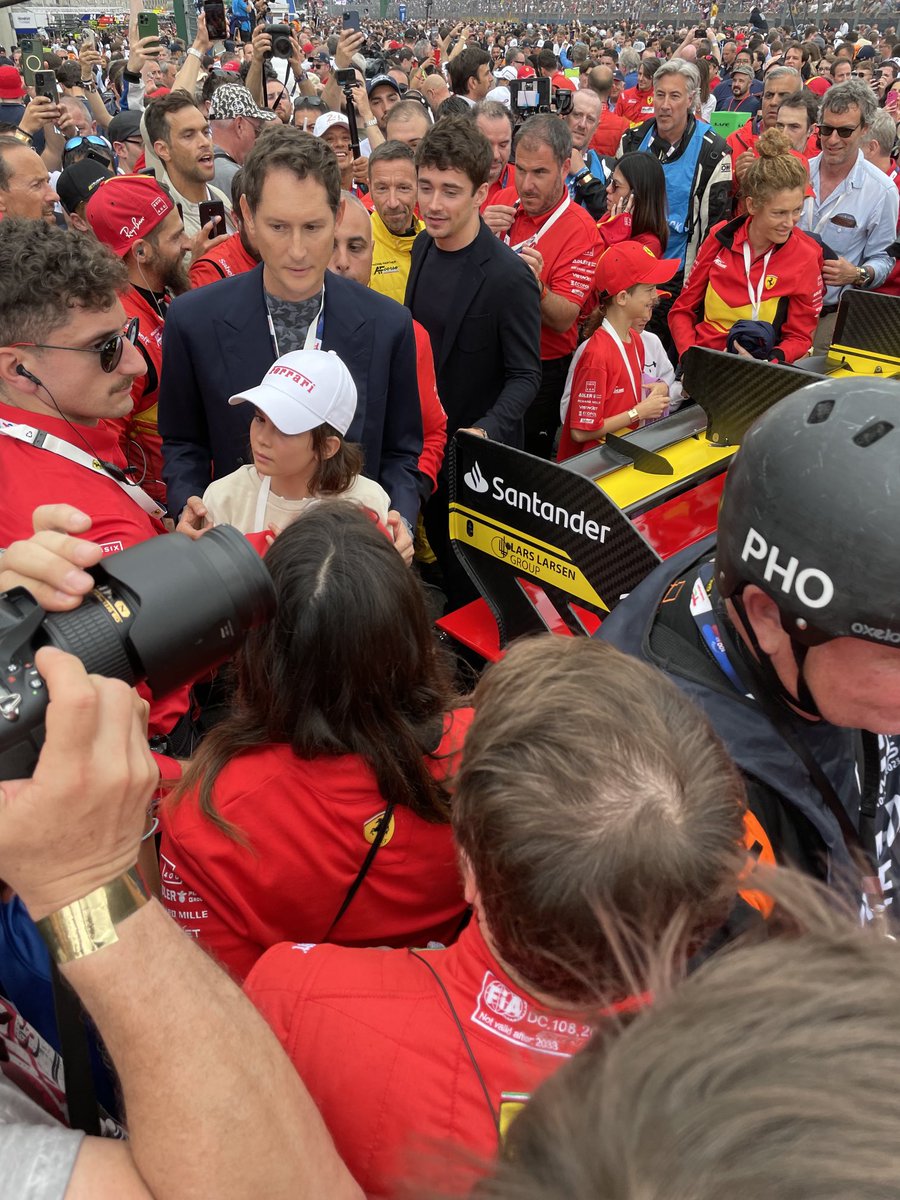 #LeMans24 Flashback avant le départ. Deux invités de marque pour les Ferrari qui occupaient les deux premières places sur la grille : John Elkann et Charles Leclerc.