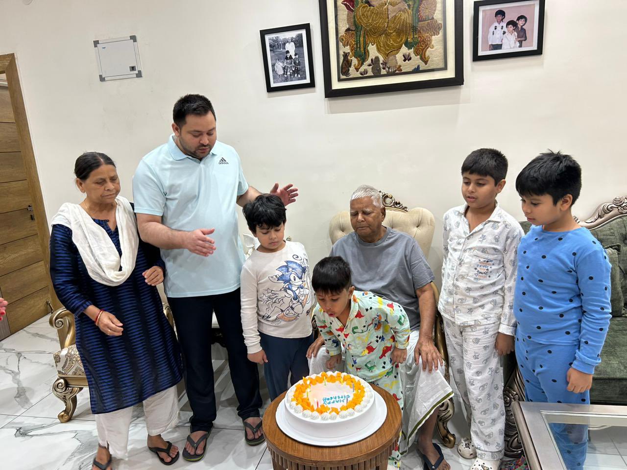 लालू यादव ने परिवार के साथ काटा 76वां बर्थडे केक, संघर्ष से भरा रहा जीवन Lalu Yadav cut 76th birthday cake with family, a life full of struggle