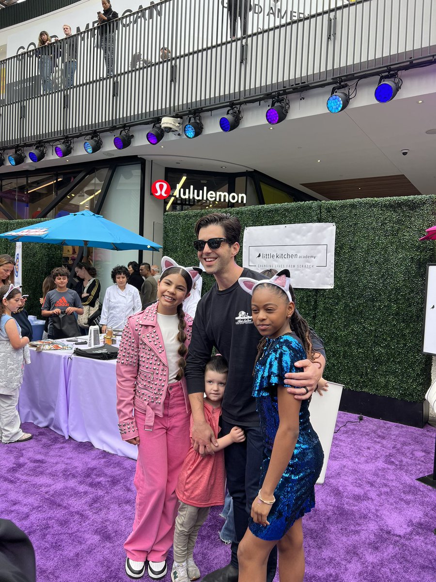 .@ItsJoshPeck is taking photos with his children and some fans at the #THRKidsPower party