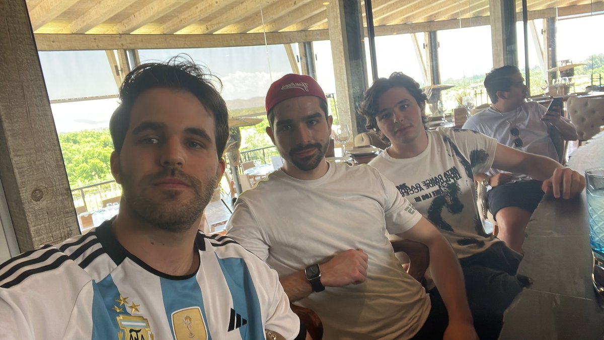 garzarodri's tweet photo. Disfrutando de un buen partido con buena compañía. Saludos a Miros😘 #BenditaChampions https://t.co/EFV65ijMwD