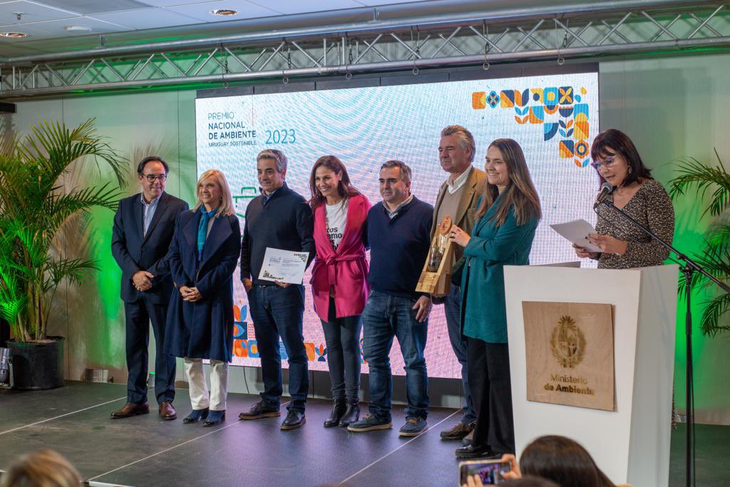beatrizargimon's tweet photo. Participamos de la entrega del Premio Nacional de Ambiente Uruguay Sostenible junto al Ministro de @MAmbienteuy @rbouvier1 y al Subsecretario @GerardoAmarilla. Felicitaciones a los ganadores de este premio que pone en valor las acciones de las instituciones que promueven modelos eficientes y creativos, y fundamentalmente una producción responsable y sostenible