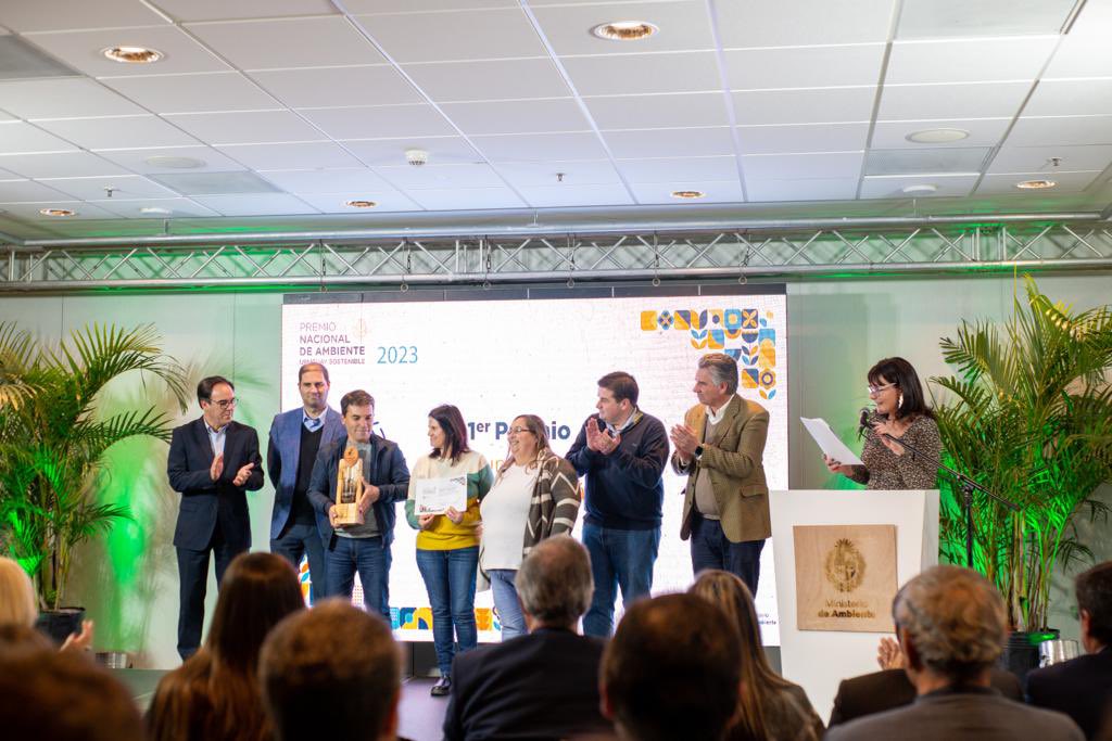beatrizargimon's tweet photo. Participamos de la entrega del Premio Nacional de Ambiente Uruguay Sostenible junto al Ministro de @MAmbienteuy @rbouvier1 y al Subsecretario @GerardoAmarilla. Felicitaciones a los ganadores de este premio que pone en valor las acciones de las instituciones que promueven modelos eficientes y creativos, y fundamentalmente una producción responsable y sostenible