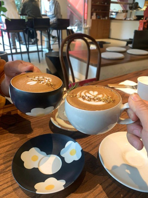 Elizasaffa's tweet photo. Afternoon tea with good friends. https://t.co/rkyB9PH5Hs