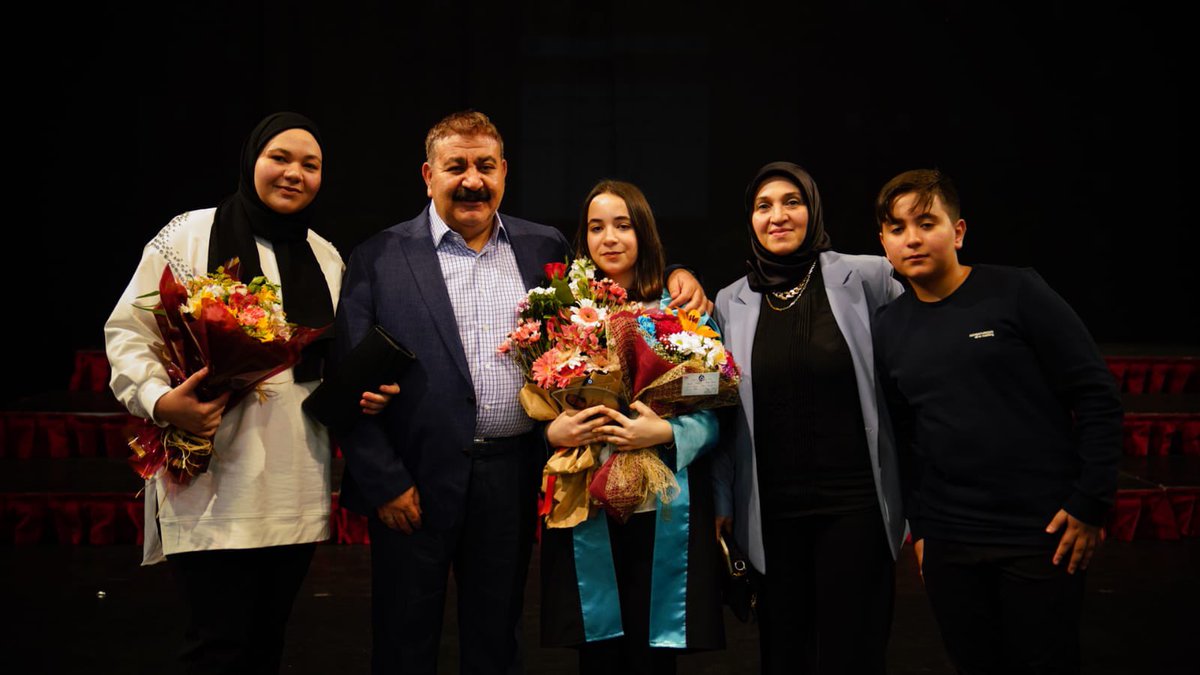 AvMuhammetSunar's tweet photo. • Güneş Kolejinin 15 Temmuz Milli İrade Salonunda düzenlediği mezuniyet törenine katıldık. Kızım Emine Liva'nın da aralarında bulunduğu öğrencilerimizin mezuniyet heyecanına ortak olmaktan büyük mutluluk duydum. Her birini tek tek tebrik ediyor, bundan sonraki eğitim hayatlarında başarılar diliyorum.