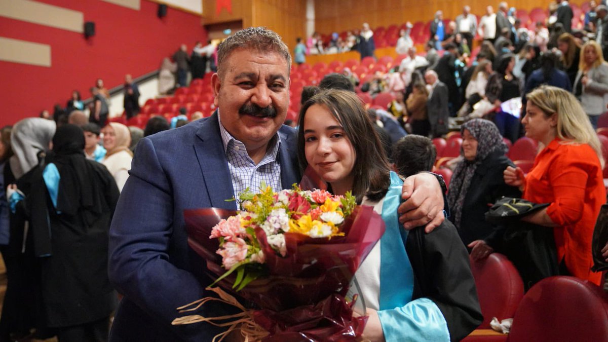 AvMuhammetSunar's tweet photo. • Güneş Kolejinin 15 Temmuz Milli İrade Salonunda düzenlediği mezuniyet törenine katıldık. Kızım Emine Liva'nın da aralarında bulunduğu öğrencilerimizin mezuniyet heyecanına ortak olmaktan büyük mutluluk duydum. Her birini tek tek tebrik ediyor, bundan sonraki eğitim hayatlarında başarılar diliyorum.