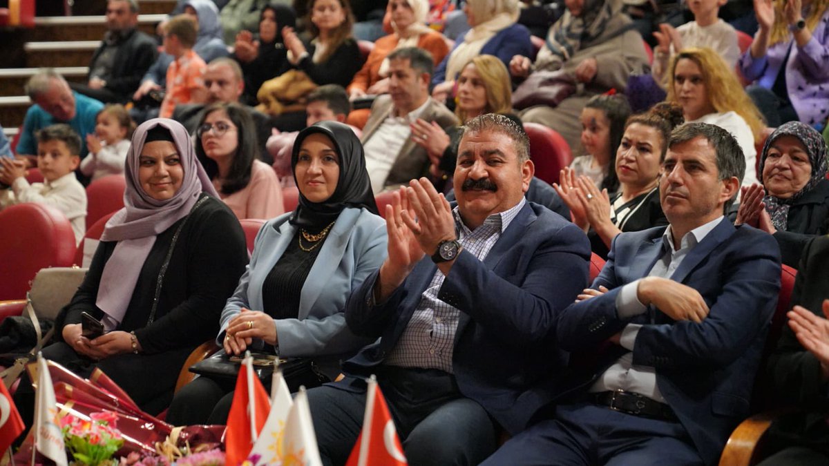 AvMuhammetSunar's tweet photo. • Güneş Kolejinin 15 Temmuz Milli İrade Salonunda düzenlediği mezuniyet törenine katıldık. Kızım Emine Liva'nın da aralarında bulunduğu öğrencilerimizin mezuniyet heyecanına ortak olmaktan büyük mutluluk duydum. Her birini tek tek tebrik ediyor, bundan sonraki eğitim hayatlarında başarılar diliyorum.
