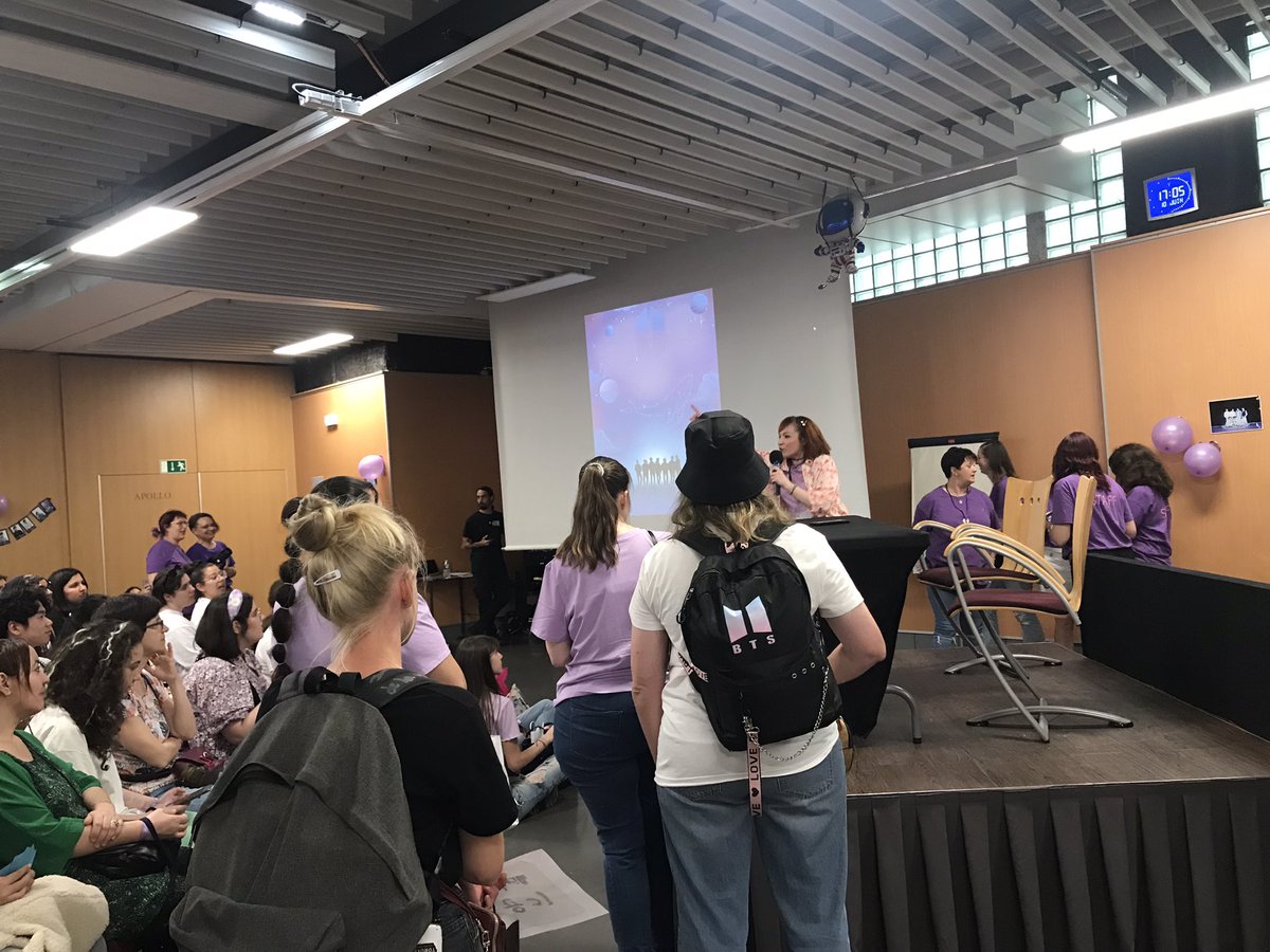 pariseriko's tweet photo. パリアミ会兼FestaBTS10周年イベント🥳💜パリにこんな大規模なイベントをするアミ団体があったとは❣️くじ引き、ハングル習字アトリエ、グッズ販売、韓国カフェ、クイズなど盛り沢山。バンタンに浸りまくりの最近✨✨購入したピアスたちめっちゃ可愛い💕

#BTSFesta2023
#Armymumsfrance https://t.co/SchygGz6a8