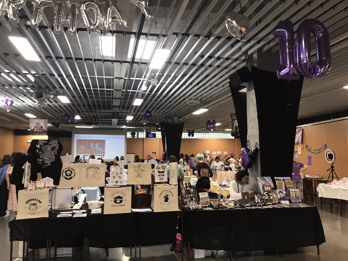 pariseriko's tweet photo. パリアミ会兼FestaBTS10周年イベント🥳💜パリにこんな大規模なイベントをするアミ団体があったとは❣️くじ引き、ハングル習字アトリエ、グッズ販売、韓国カフェ、クイズなど盛り沢山。バンタンに浸りまくりの最近✨✨購入したピアスたちめっちゃ可愛い💕

#BTSFesta2023
#Armymumsfrance https://t.co/SchygGz6a8