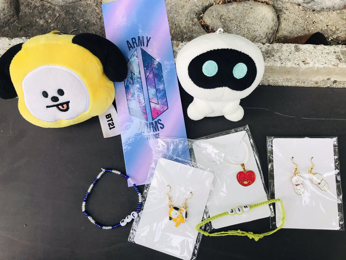 pariseriko's tweet photo. パリアミ会兼FestaBTS10周年イベント🥳💜パリにこんな大規模なイベントをするアミ団体があったとは❣️くじ引き、ハングル習字アトリエ、グッズ販売、韓国カフェ、クイズなど盛り沢山。バンタンに浸りまくりの最近✨✨購入したピアスたちめっちゃ可愛い💕

#BTSFesta2023
#Armymumsfrance https://t.co/SchygGz6a8