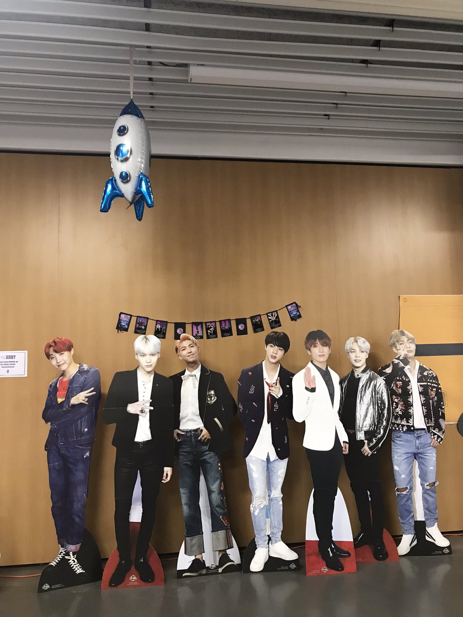 pariseriko's tweet photo. パリアミ会兼FestaBTS10周年イベント🥳💜パリにこんな大規模なイベントをするアミ団体があったとは❣️くじ引き、ハングル習字アトリエ、グッズ販売、韓国カフェ、クイズなど盛り沢山。バンタンに浸りまくりの最近✨✨購入したピアスたちめっちゃ可愛い💕

#BTSFesta2023
#Armymumsfrance https://t.co/SchygGz6a8