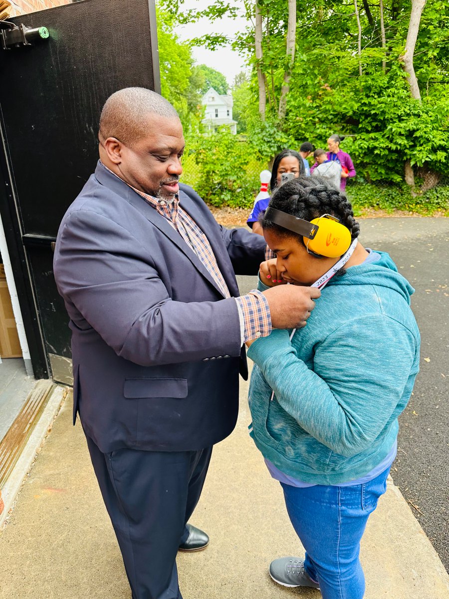 scsdsped's tweet photo. The incredible @SyracuseSchools @SCSDMcCarthy students, families &amp; staff 💖 pulled together an amazing version of the @SpecialOlympics 
 🏆 to celebrate students at the building level! 🥇#SCSDSuccess #InclusionRevolution #SCSDDEB https://t.co/9H38BvSoCP