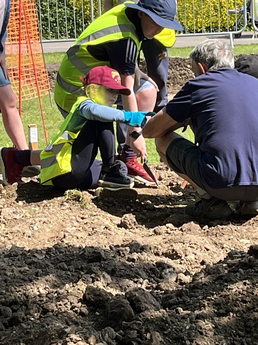 wizardofphysics's tweet image. What an amazing experience. My daughter only went and found a 320AD Roman coin at the priory park archaeological dig with Chichester YAC.