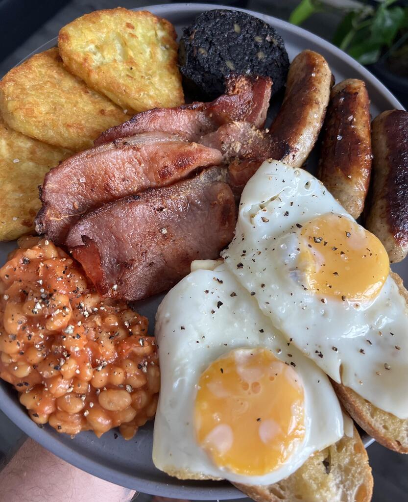 [homemade] Saturday afternoon fryup: Cumberland sausage, smoked back bacon, black pudding, hash brown, branston beans, and two fried eggs on top of toasted sourdough.
homecookingvsfastfood.com
#homecooking #food #recipes #foodie #foodlover #cooking #homecookingvsfastfood