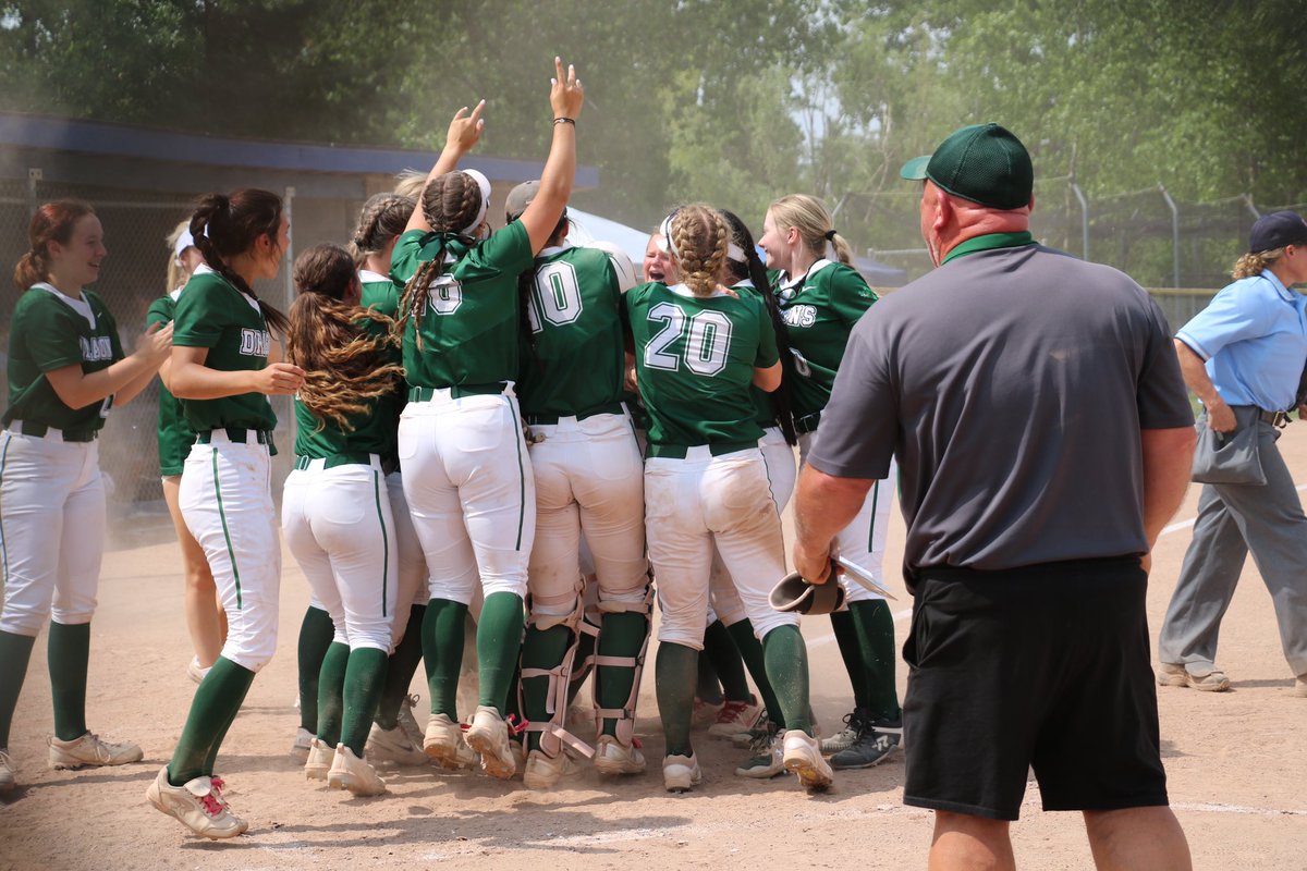 LkOrionSchools's tweet photo. Grace Luby with the 2-run homer in the top of the 5th. Dragons lead 2-1 in regional final. https://t.co/gga49FJtgA