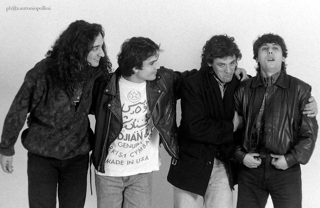 Guille Vadalá, <a href="/jotamorelli_/">jotamorelli</a>, Lito Epumer y Mono Fontana: Madre Atómica retratados en Buenos Aires (1992)🎶

📸 instagram.com/r.antoniopolli… 
#jazzrock #Spinetta #90s