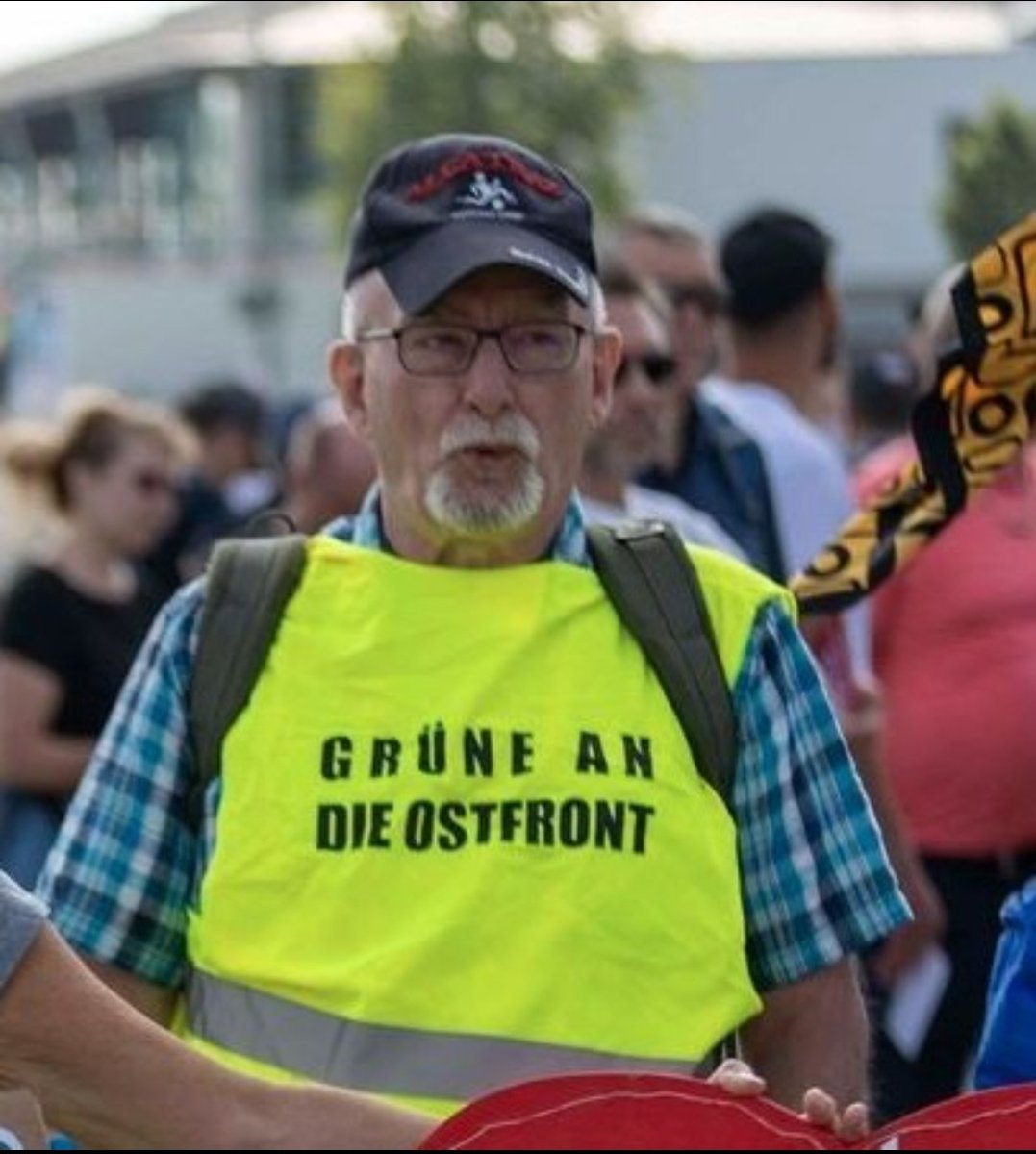 Was muss wohl im Leben alles falsch gelaufen sein, damit man sich mir so einem Leibchen auf ne Demo in Oberbayern stellt, anstatt einfach den Sommer zu genießen?