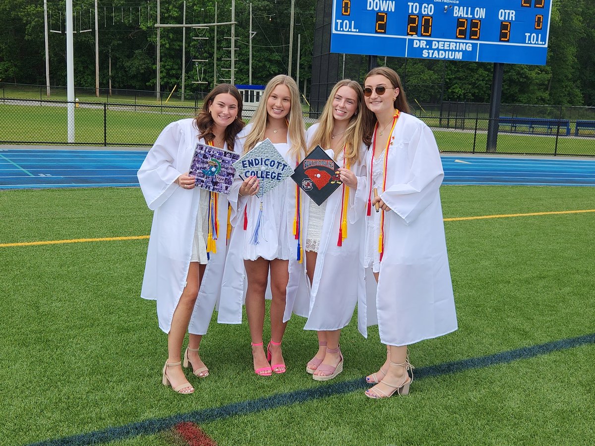 🎓🎓Officially goodbye to our captains! 🏑❤️❤️🏑 <a href="/TweetDHS/">Danvers High School</a> <a href="/WeAreDanvers/">Danvers Falcons</a>