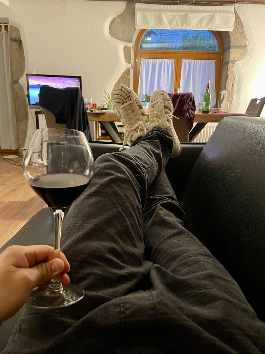 No estaba muerto, ni andaba de parranda. He tenido ch* de trabajo. Agradezco este fin no tener nada en la agenda ni tener que ver a nadie. Solo yo, mis conchuflas y mi vino #bonitosabado