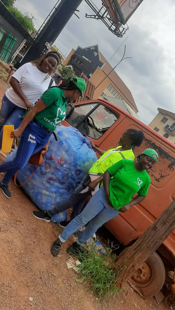 imaji_victoria's tweet photo. Ecocycler's environmental awareness campaign at Mayor Market in Enugu State marked the conclusion of our World Environment Week💃.
Every day must be devoted to protecting the environment, not just on yearly World Environment Days.
#BeatPlasticPollution
#KeepEnuguClean https://t.co/biecGm3r98
