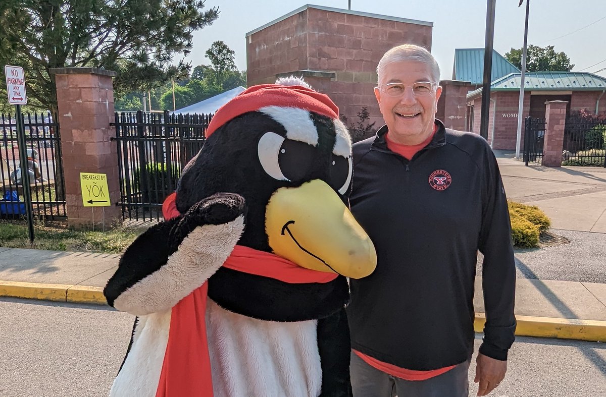 jvargoYSU's tweet image. Pete and I were at East Palestine's Road2Recovery event featuring @ProFootballHOF and @steelers legend @JeromeBettis36 and some other friends. #EPStrong #GoGuins