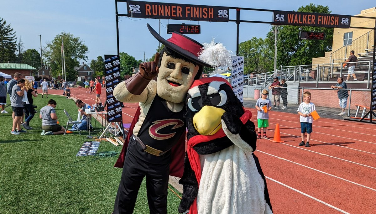 jvargoYSU's tweet image. Pete and I were at East Palestine's Road2Recovery event featuring @ProFootballHOF and @steelers legend @JeromeBettis36 and some other friends. #EPStrong #GoGuins