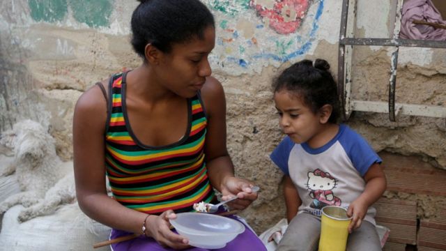 La alimentación en #Venezuela se ve afectada por la crisis económica y política que vive el país. Muchas familias venezolanas han tenido que enfrentar dificultades para adquirir alimentos, medicinas y otros productos básicos debido a la escasez y la inflación.

#MonitorDescaVe