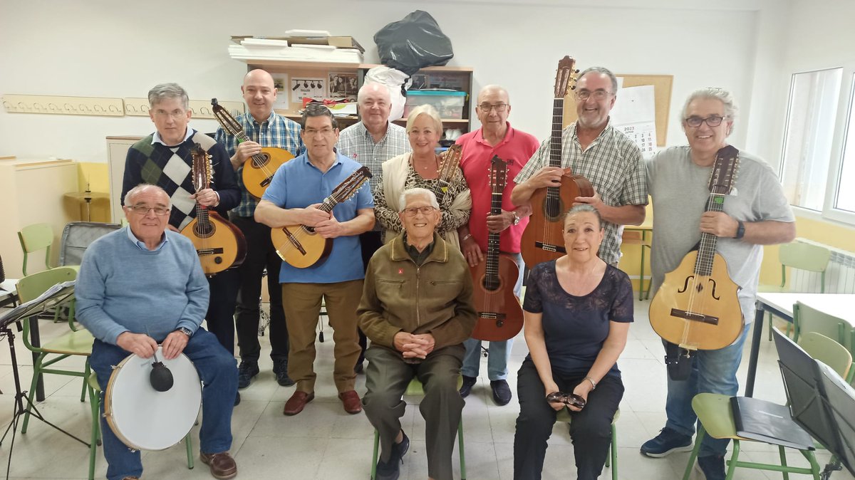 balanguia's tweet photo. Balanguía se honra con la visita  de Vicente Casado. Guadarrameño, a punto de cumplir los cien años, amante de la música, que practicó durante mucho tiempo a lo largo de su dilatada existencia.
Ha sido un ensayo magnífico. Todos hemos disfrutado de la música. https://t.co/dtc44iw8ZU